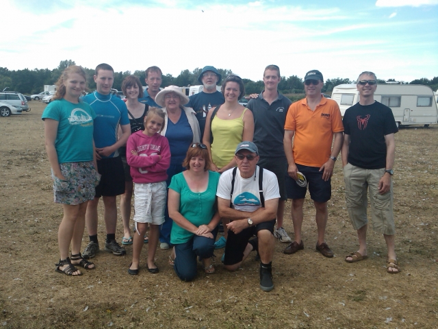  Los miembros amigables se suman a la diversión 